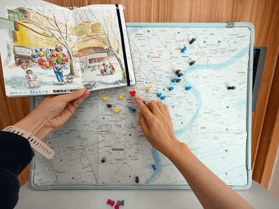 o mapa final com os marcadores coloridos e a autora mostrando a iluistraçao feita no local apontado